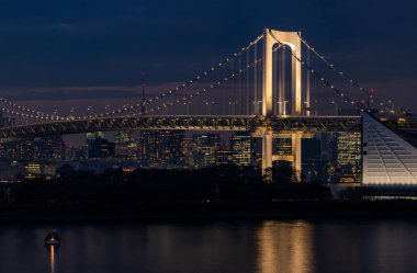 Gökkuşağı Köprüsü 'nün bir resmi, beyazla aydınlatılmış, geceleyin (Tokyo).