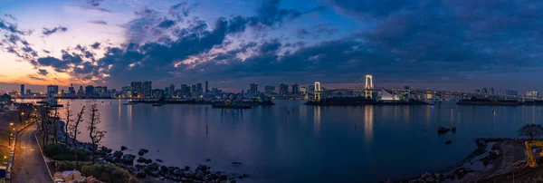 Panorama Picture Tokyo Bay Featuring Rainbow Bridge Illuminated White Olympic — Stock Photo, Image