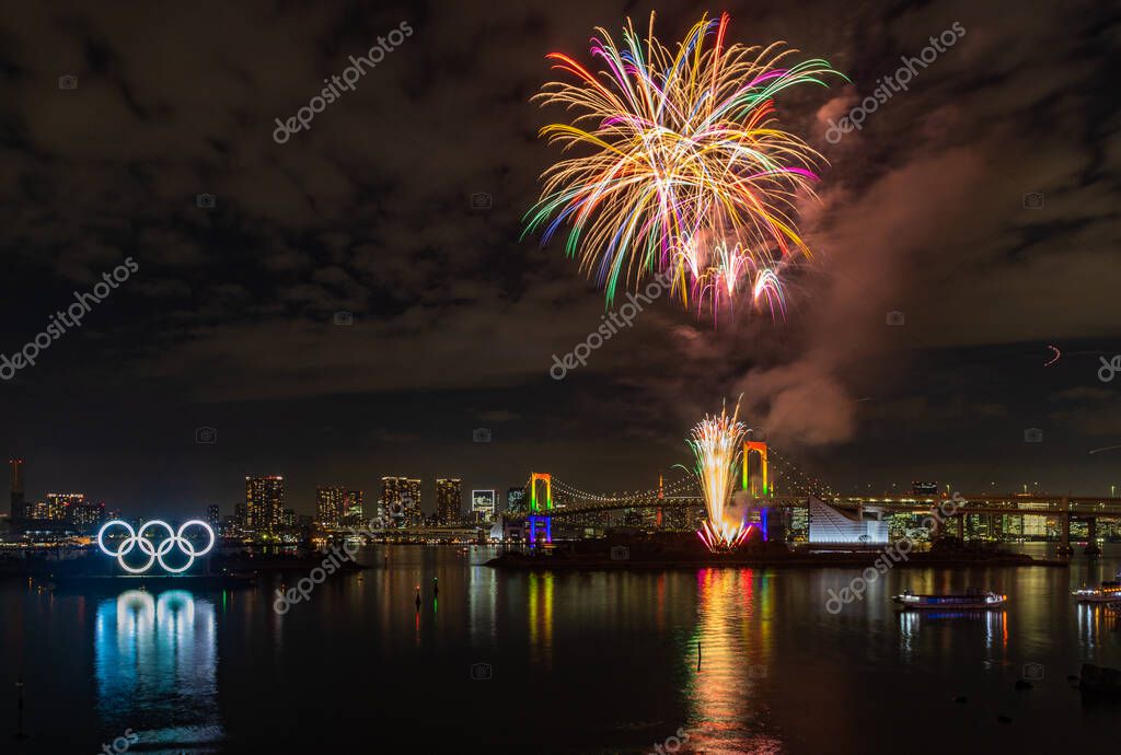 Una foto de los fuegos artificiales que conmemoran la apertura de los
