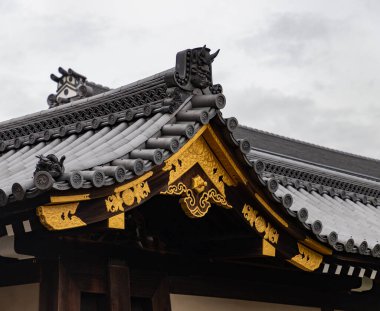 Nishi Hongan-ji Tapınağı 'nın kapılarından birinin mimari detaylarının yakın çekimi..