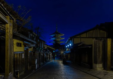 Geceleri Yasaka-no-Tou olarak da bilinen Hokan-ji Tapınağı 'nın panorama resmi..