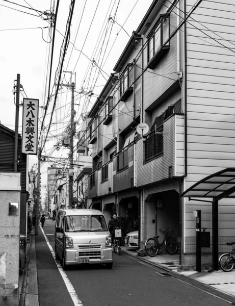 京都一条狭窄街道的黑白照片 上面有一辆面包车和一辆自行车 — 图库照片