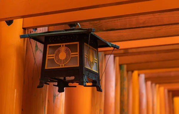 Sebuah Gambar Close Dari Lentera Dalam Gerbang Torii Kuil Fushimi — Stok Foto