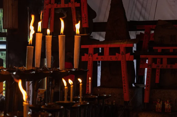 Μια Εικόνα Από Μικρές Πύλες Torii Και Κεριά Στο Ιερό — Φωτογραφία Αρχείου