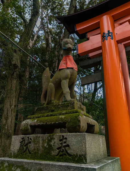 Μια Εικόνα Ενός Γλυπτού Αλεπού Στο Ναό Fushimi Inari Taisha — Φωτογραφία Αρχείου