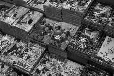 Manga çizgi romanlarının bir mağazada satıldığı siyah beyaz bir resim..