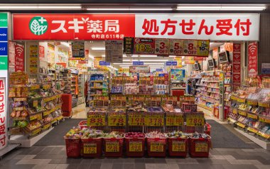 Geceleri Kyoto 'nun vitrinlerinden birinin resmi..