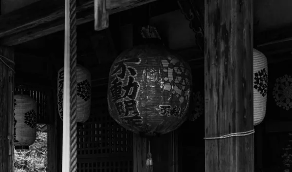 Uma Imagem Preto Branco Lanternas Japonesas Exposição Nas Instalações Templo — Fotografia de Stock