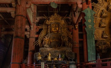 Guanyin heykelinin bir resmi, Büyük Buda 'nın yanında duran önemli bir parça, Todai-ji Tapınağının bir parçası..