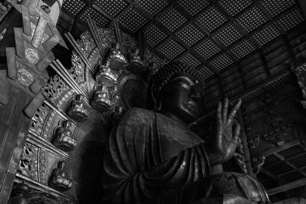 Uma Imagem Preto Branco Estátua Grande Buda Principal Atração Templo — Fotografia de Stock