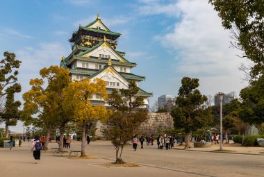 Aşağıdaki meydandan Osaka Kalesi 'nin bir resmi..