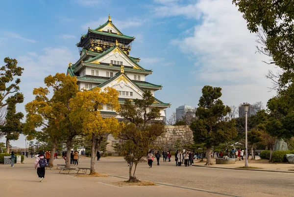 Aşağıdaki meydandan Osaka Kalesi 'nin bir resmi..