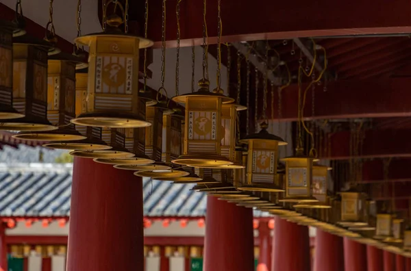 Uma Imagem Close Conjunto Lanternas Exposição Dentro Templo Shitenno — Fotografia de Stock