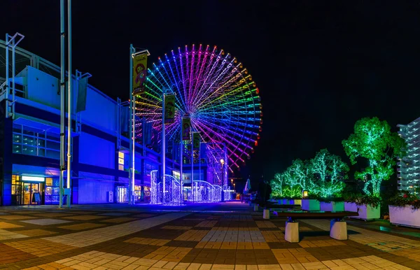 一张从附近的长廊看到的淡水山巨型摩天轮的夜景照片 — 图库照片