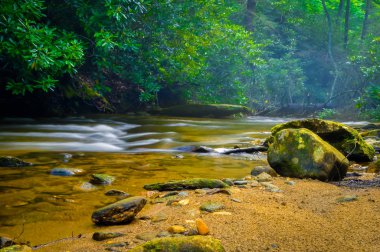 Kayalar bir nehir tarafından