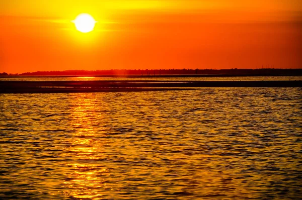 Ηλιοβασίλεμα στο νερό — Φωτογραφία Αρχείου