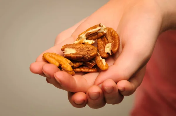 Pecans elinde