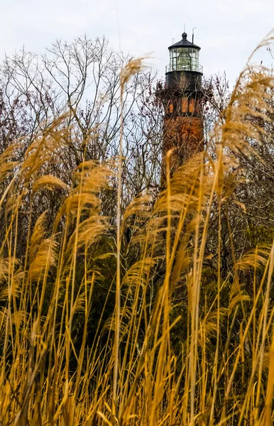 Faro de ladrillo a través de la hierba — Foto de Stock