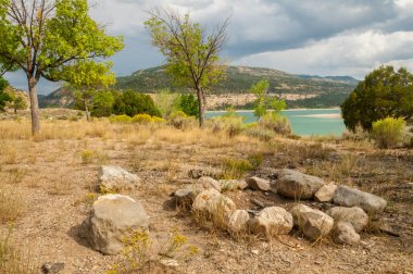 Göl kenarında kamp ateşi