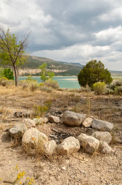Bir göl kamp ateşi
