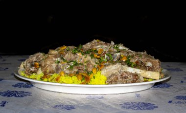 Mansaf, mayalanmış yoğurt sosunda pişirilmiş ve pirinç veya bulgur ile servis edilen geleneksel bir Arap yemeği.. 