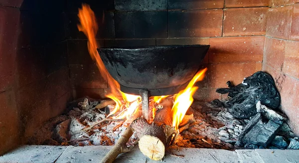 Hrnec Polévky Hořícím Dřevě Oheň Staré Tradiční Vesnické Troubě — Stock fotografie