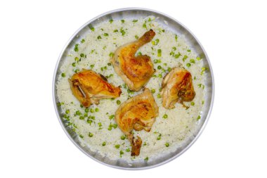 Geleneksel ev yapımı pirinç ve tavuklu bezelye. beyaz arkaplanda izole.