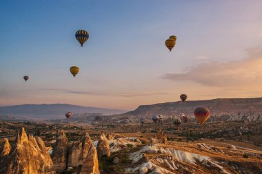 Güneşin doğuşunu dağ peyzaj üzerinde uçan sıcak hava balonları 