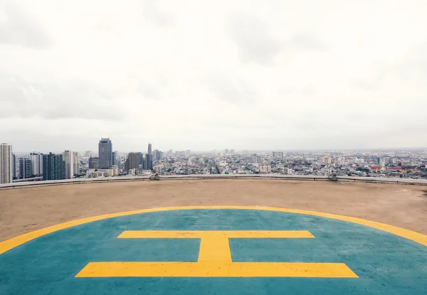 直升机停机坪一座摩天大楼的屋顶上 — 图库照片