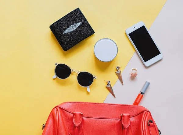 Bolsa de mulher com cosméticos e smartphone — Fotografia de Stock