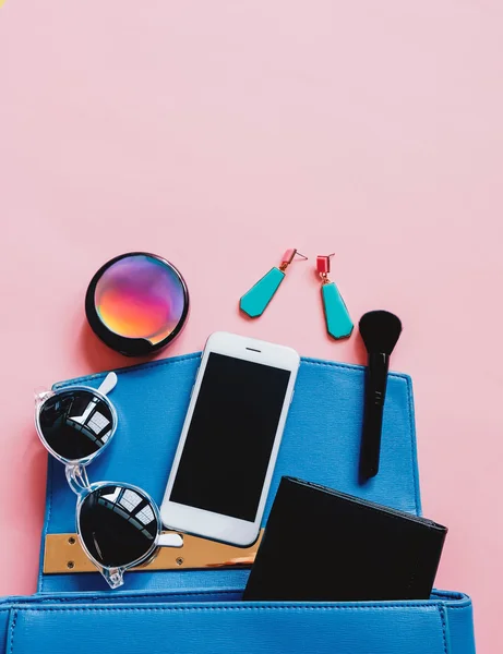 Bolso de mujer con cosméticos y smartphone — Foto de Stock