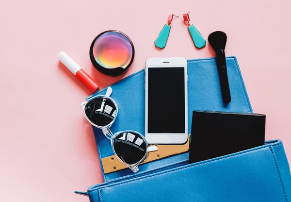 Bolsa de mulher com cosméticos e smartphone — Fotografia de Stock