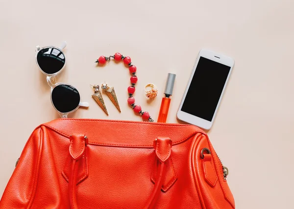 Bolso de mujer con cosméticos y smartphone —  Fotos de Stock