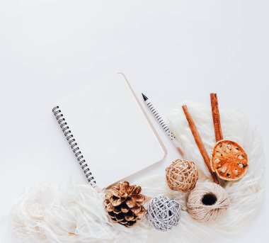 boş defter sonbahar süs eşyaları ile düz lay 