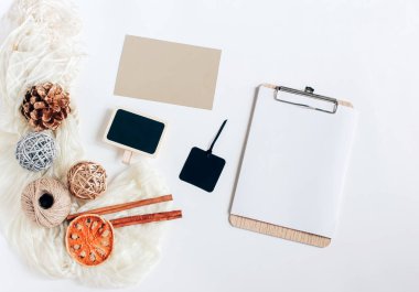 Yaratıcı düz lay sonbahar süs eşyaları ile 