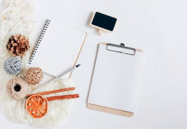 Yaratıcı düz lay sonbahar süs eşyaları ile