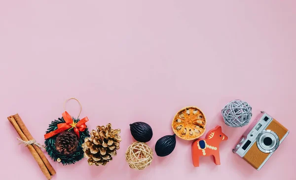Weihnachtsschmuck im minimalistischen Stil — Stockfoto