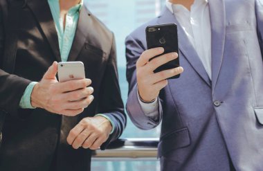 Telefonları ile iki iş adamları