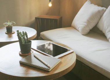 Tablet ve masanın üstünde defter
