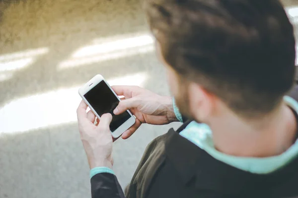 Visão superior do homem de negócios usando smartphone — Fotografia de Stock