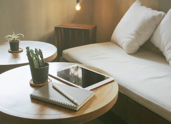 Tablet und Notizbuch auf dem Tisch — Stockfoto