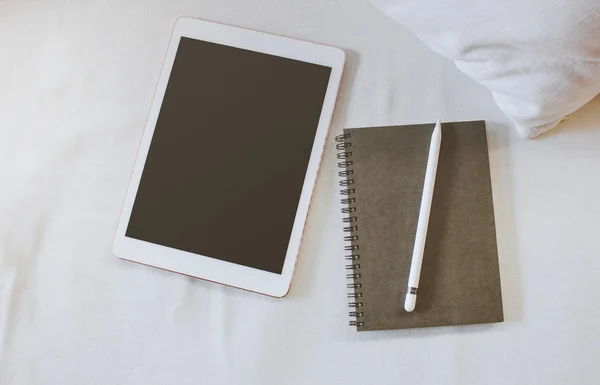 Pohled shora na tabletu a pera s notebookem — Stock fotografie