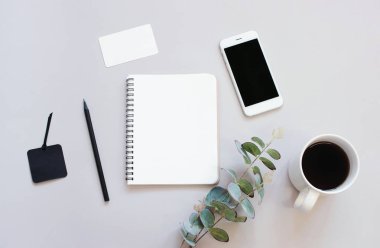 smartphone ile çalışma masası