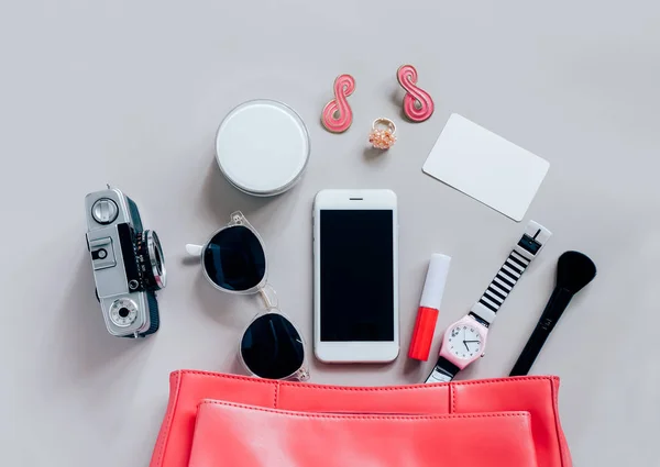 Conjunto plano de bolso de mujer de cuero rosa —  Fotos de Stock