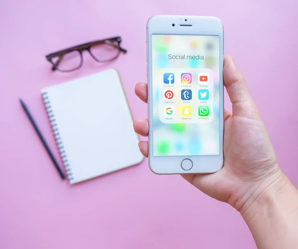 Hand holding Apple iPhone 6s — Stock Photo, Image