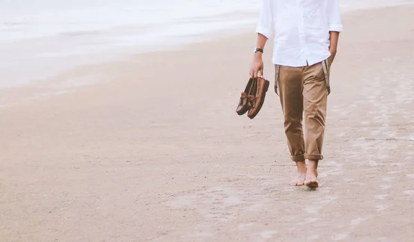 Hombre solo caminando por la playa —  Fotos de Stock