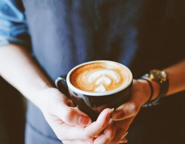 Barista kadın Kupası tutan eller yukarı kapatın