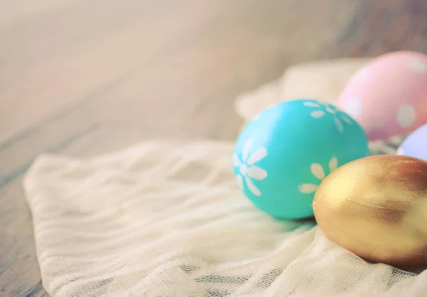 Pastel a barevné velikonoční vajíčka — Stock fotografie