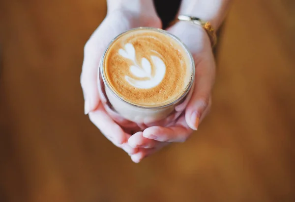 Cerca de las manos de la mujer barista sosteniendo la taza — Foto de Stock