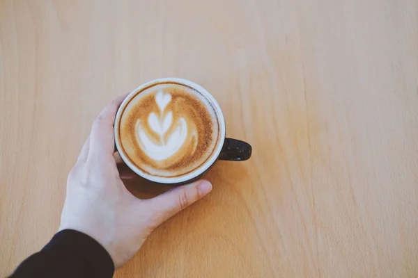 Vista superior de la mano de las mujeres sosteniendo taza — Foto de Stock